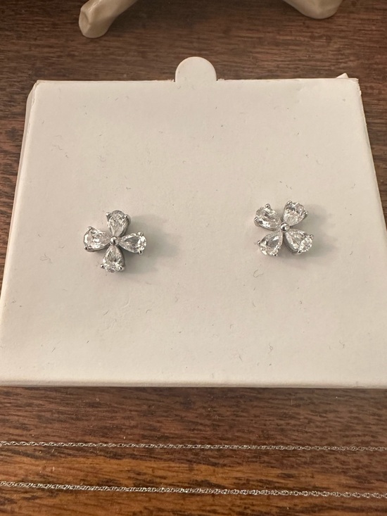 Jewelry - Crystal Flower Stud Earrings Silver Tone Rhinestone Floral Dainty Sparkle Cute